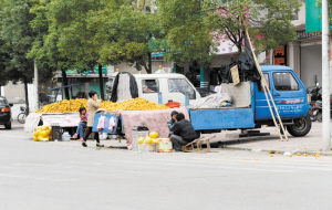 通江路三轮车水果摊占道经营地  上扔着烂水果