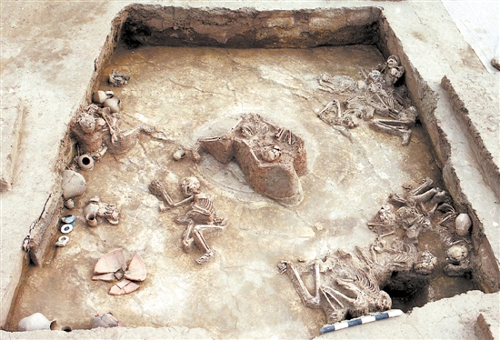 考古研究所蔡林海提供的照片显示的是位于黄河上游的喇家遗址中的古人